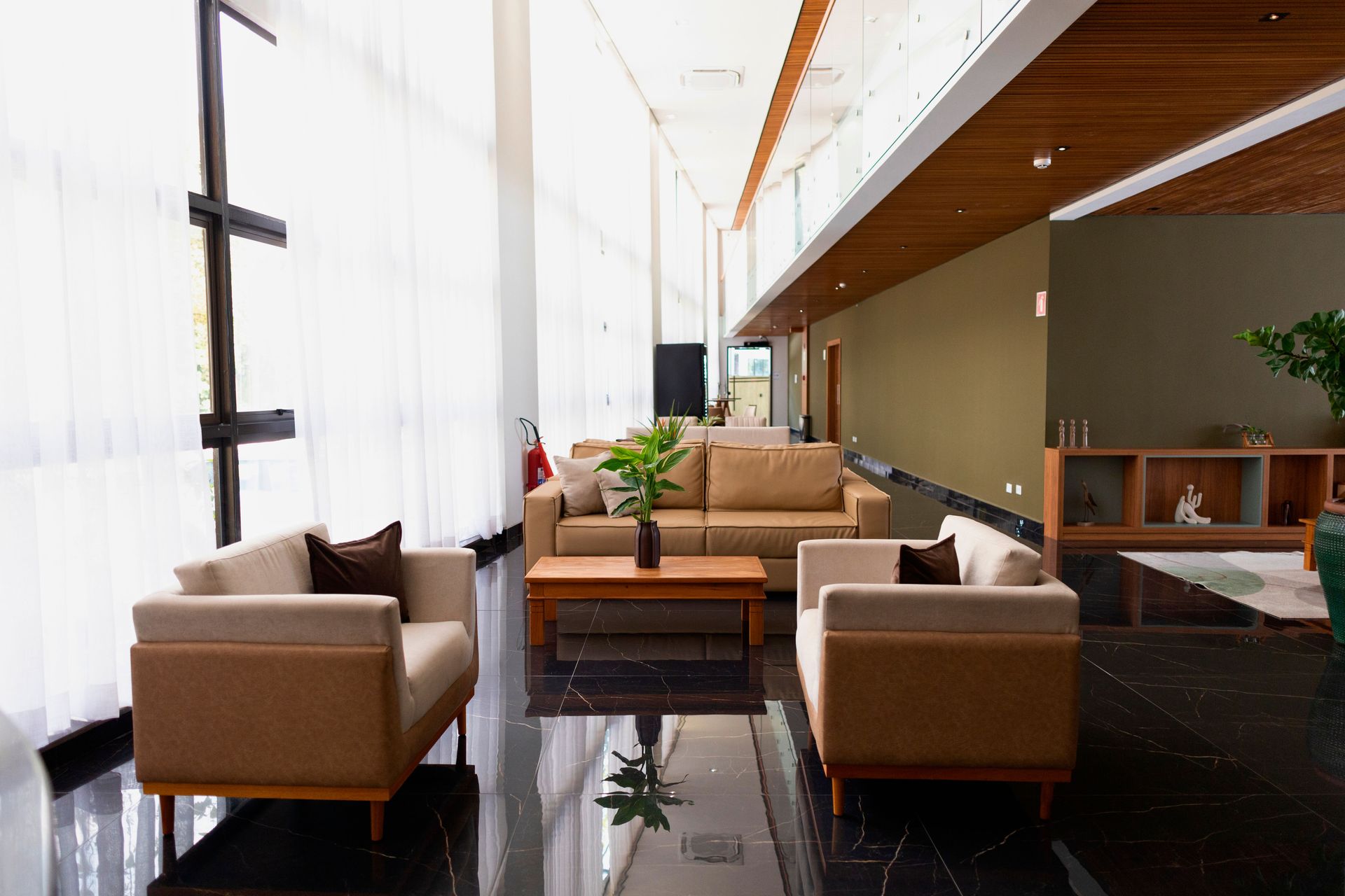 Uma sala de estar com um sofá, cadeiras e uma mesa.