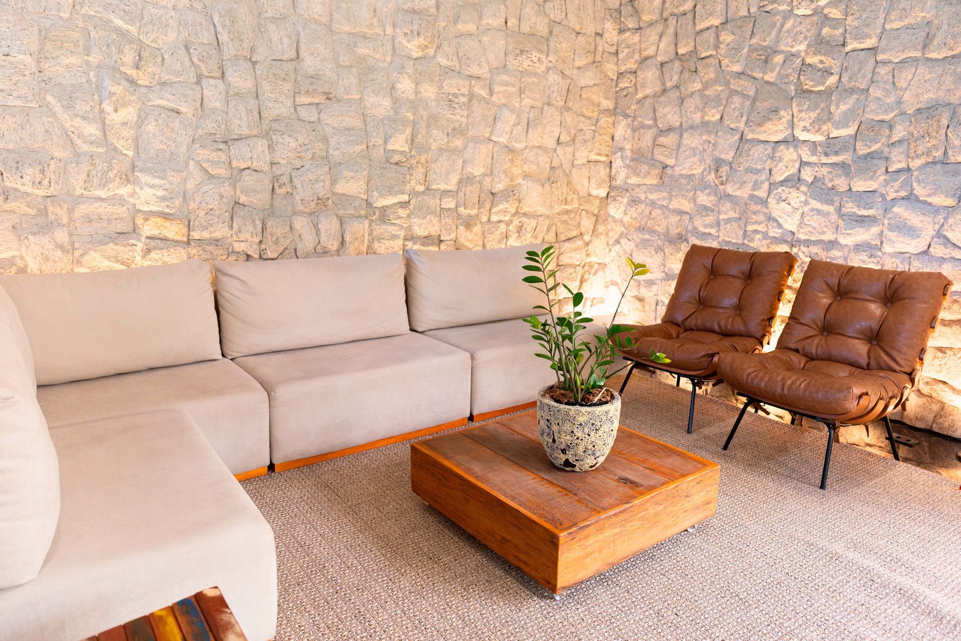 Uma sala de estar com um sofá, cadeiras e uma mesa de centro.