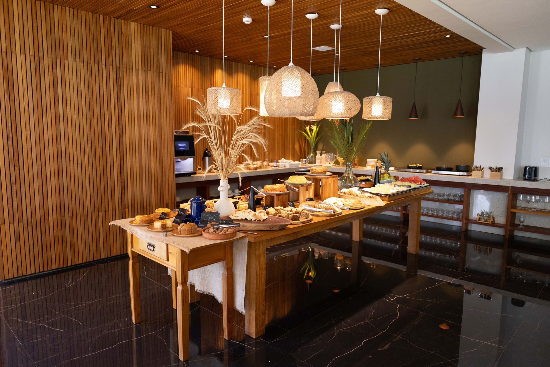 Uma grande mesa de madeira com muita comida em cima