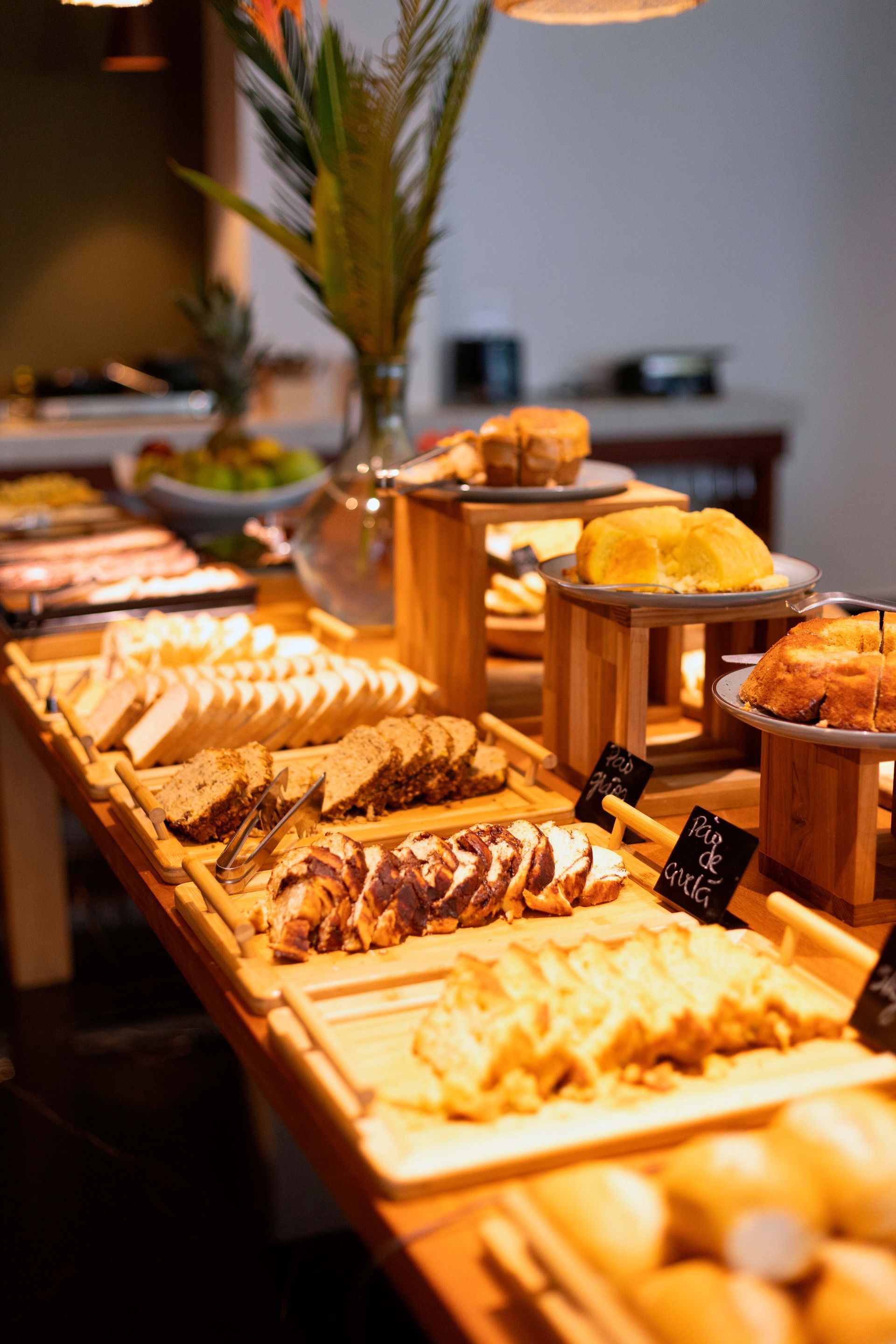 Há muitos tipos diferentes de comida na mesa.