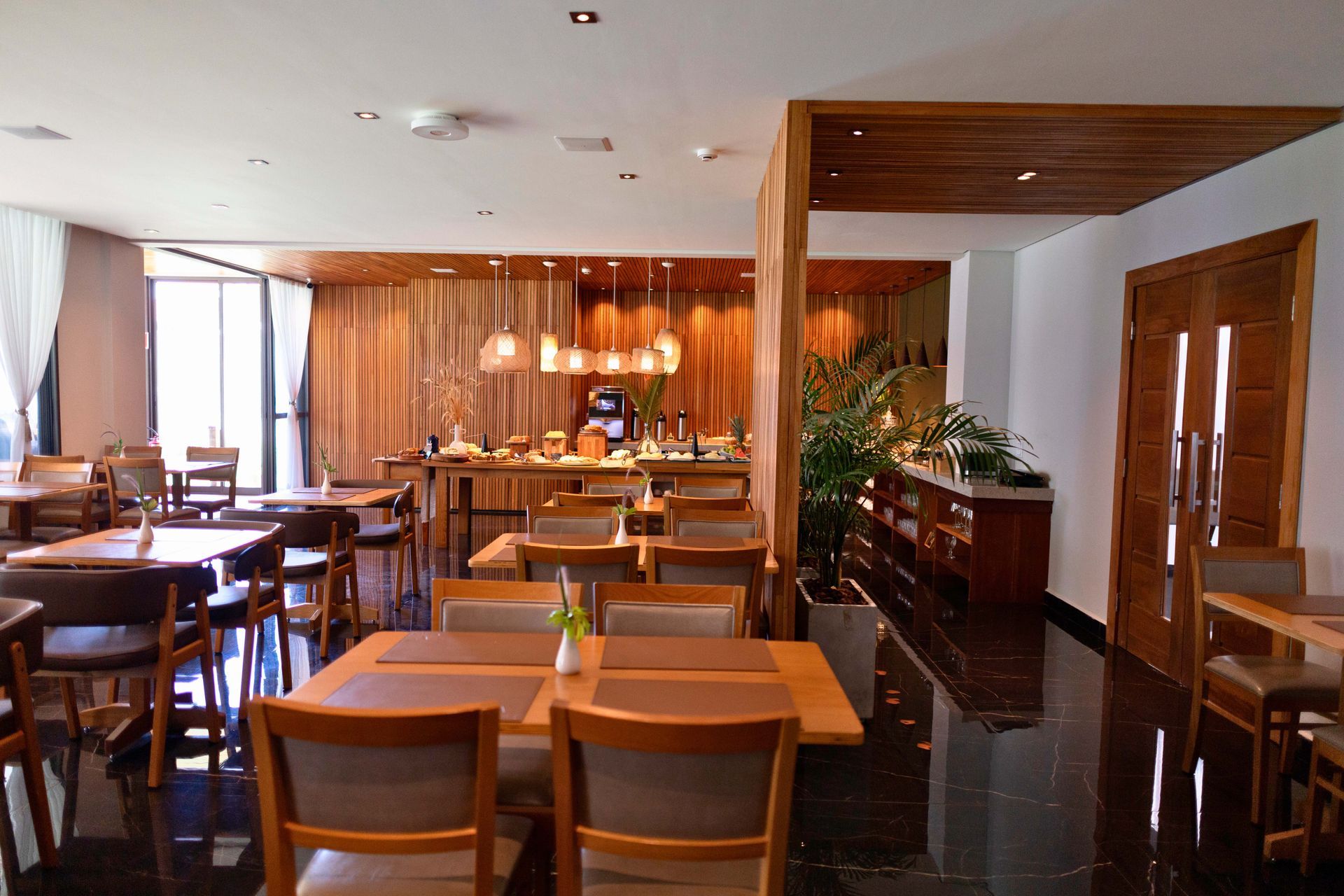 Há muitas mesas e cadeiras no restaurante.