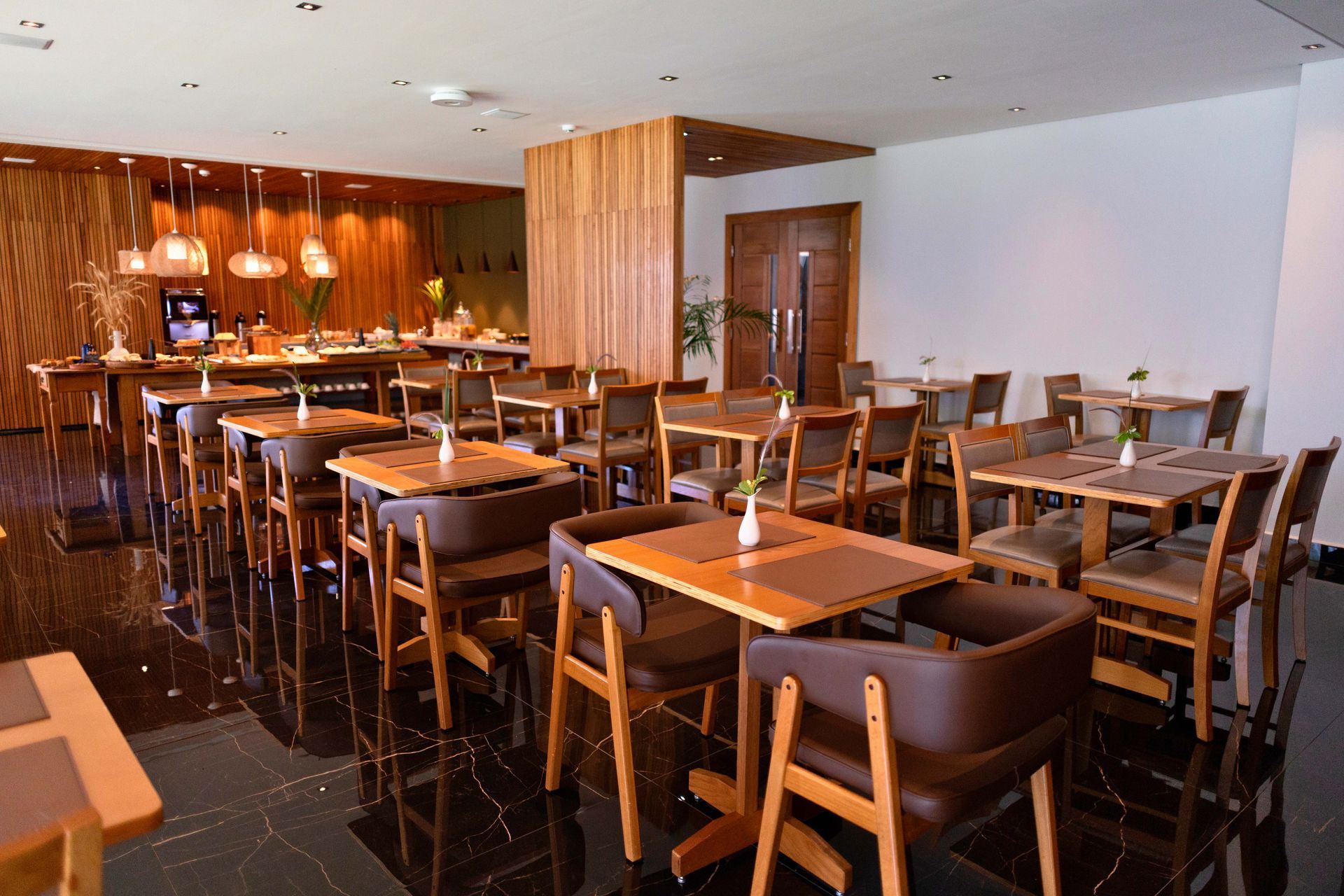Um restaurante com muitas mesas e cadeiras