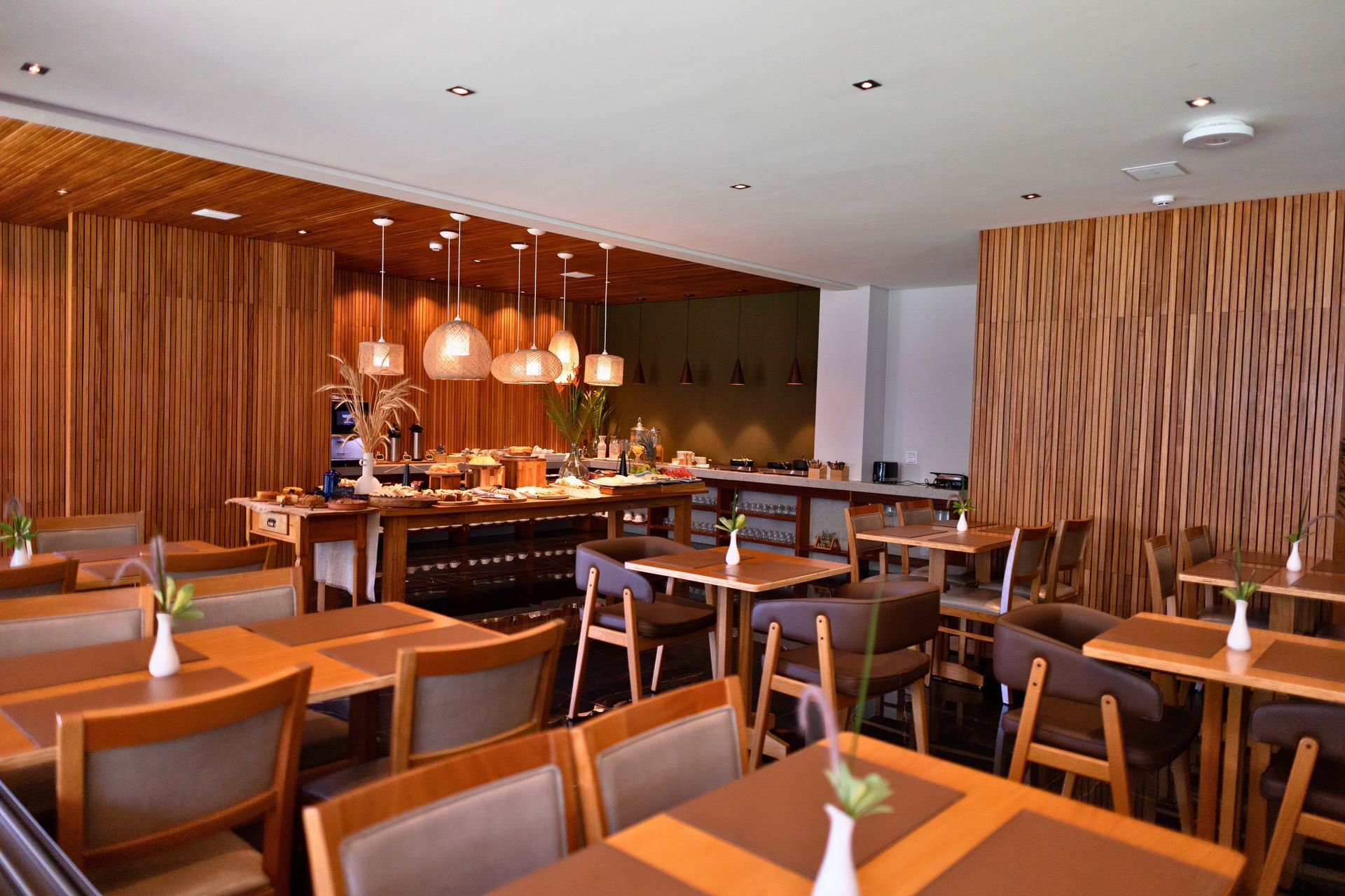 Um restaurante com muitas mesas e cadeiras