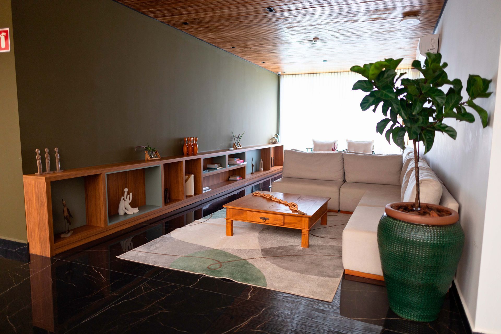 Uma sala de estar com um sofá, mesa de centro e planta em vaso.