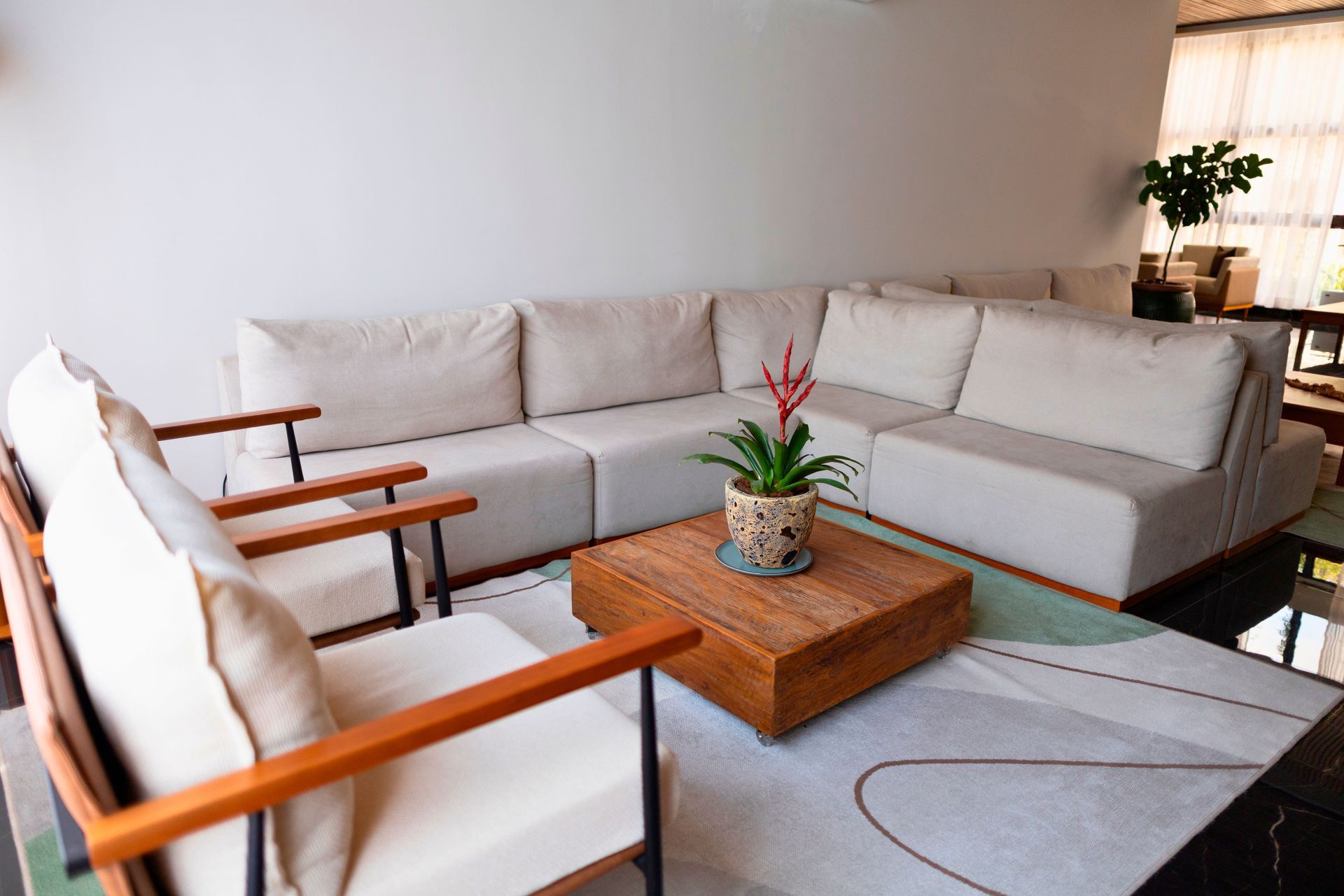 Uma sala de estar com um sofá, cadeiras e uma mesa de centro