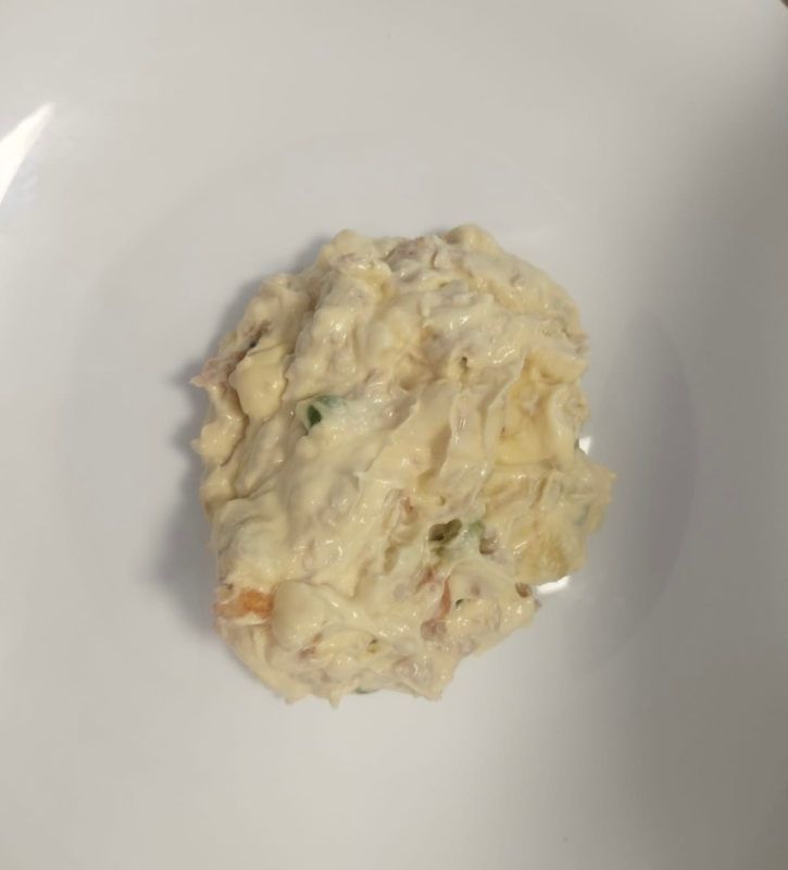 Un piatto bianco con sopra una piccola quantità di cibo