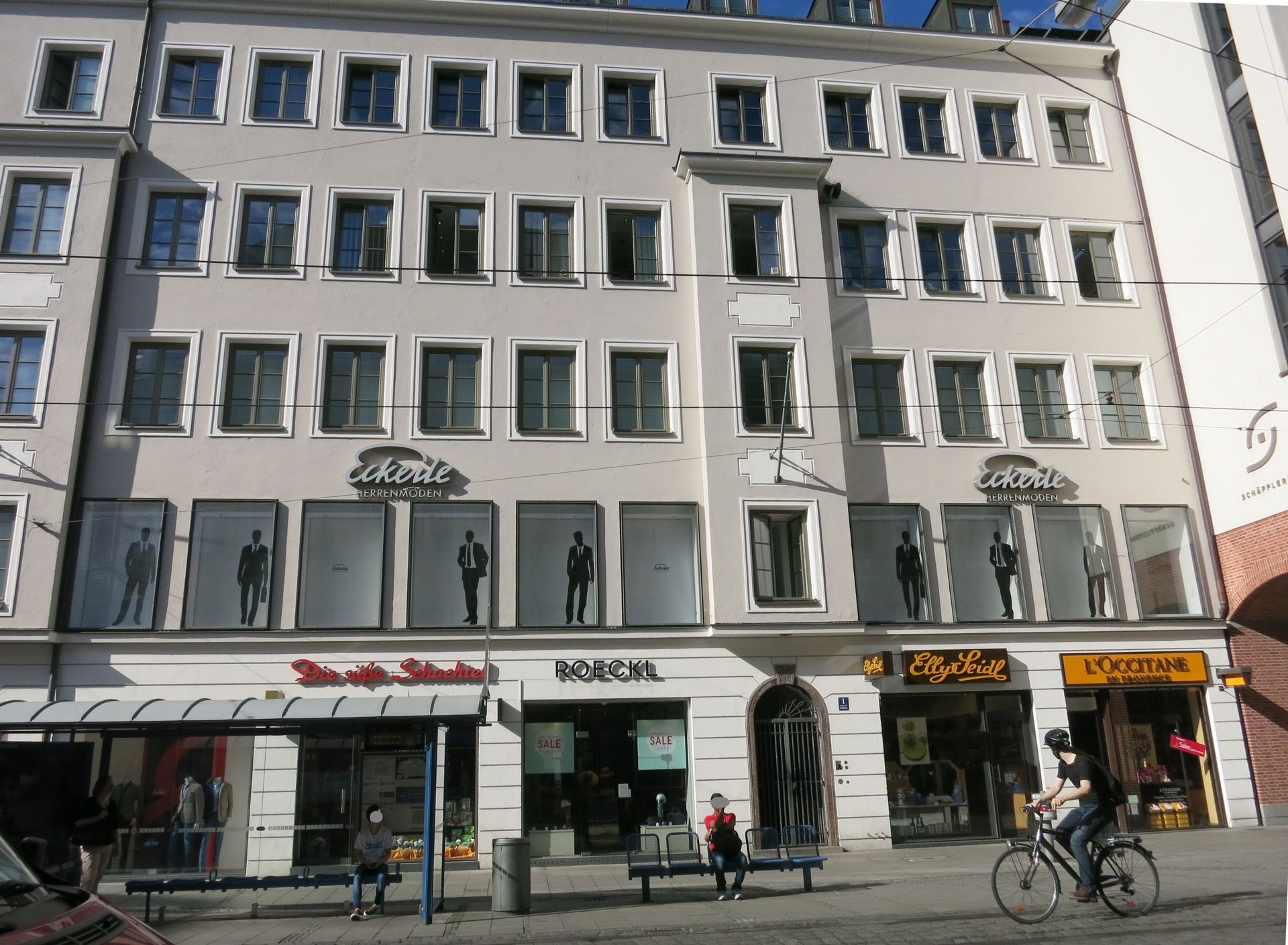 Ein Fahrrad steht vor einem großen Gebäude