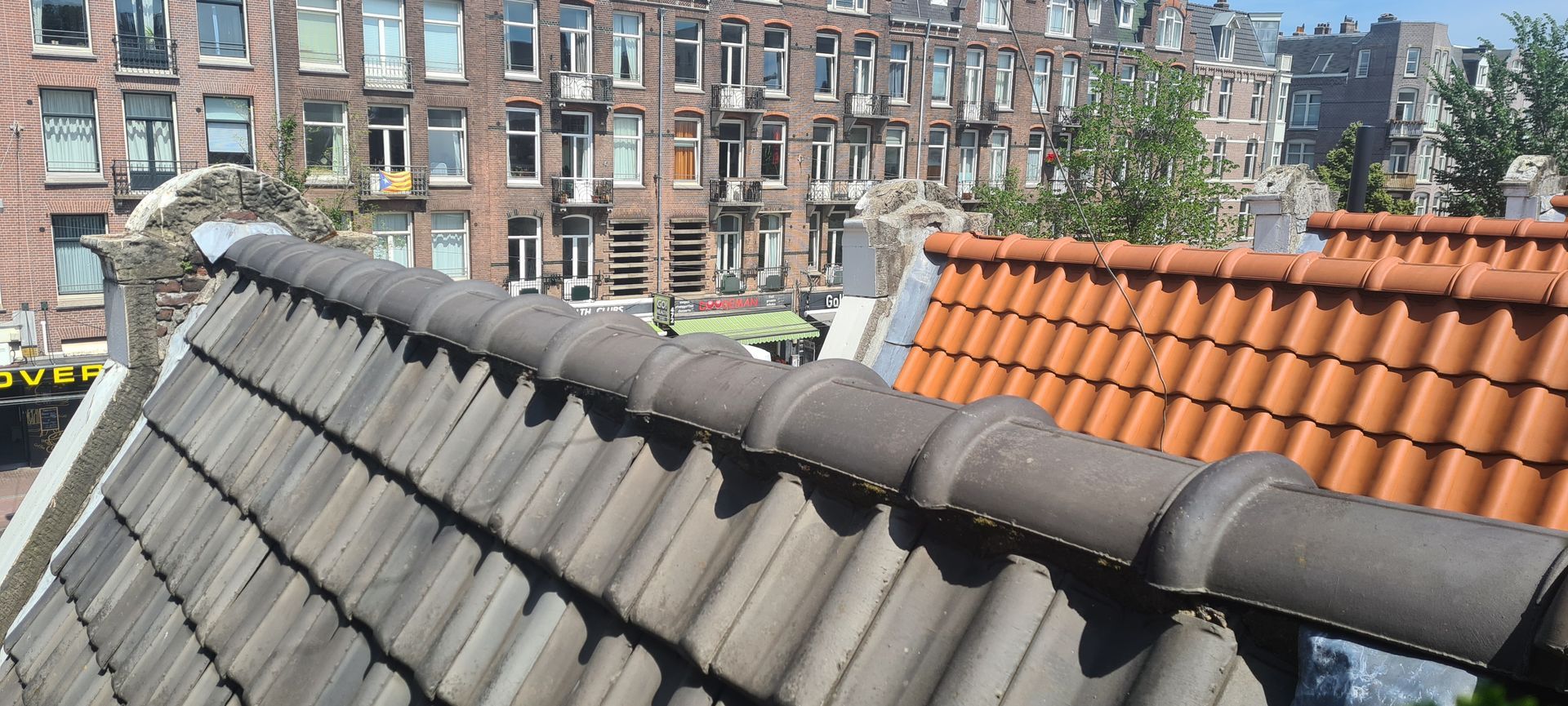 Een man houdt een zuiger voor een kraan en een bordje met de tekst 'voor al je waterproblemen in huis'