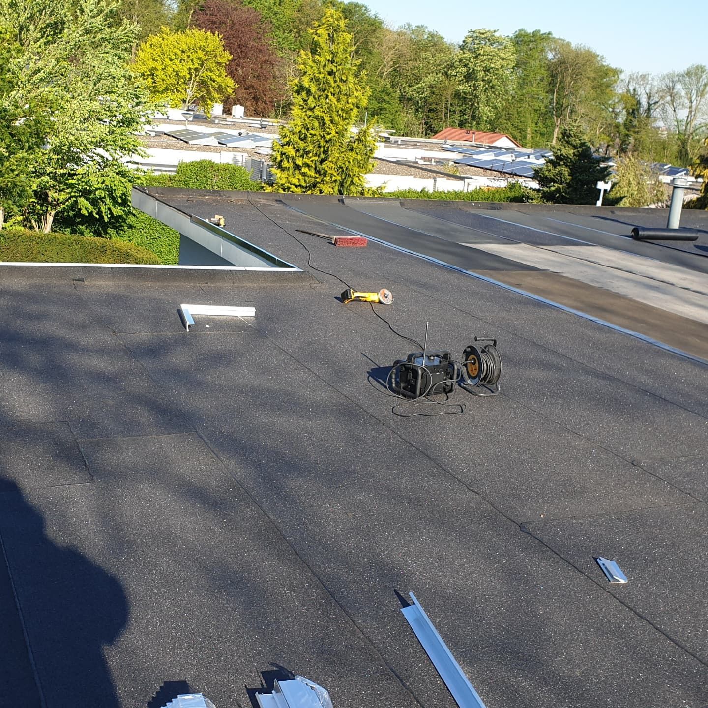 Drie busjes staan ​​geparkeerd voor een gebouw.
