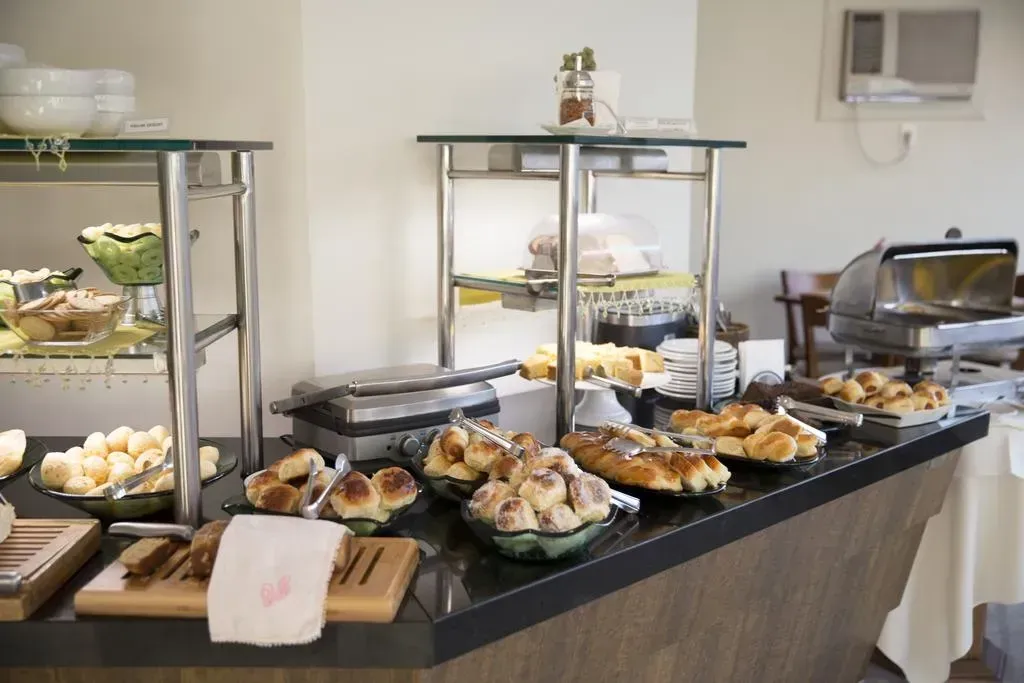 Uma mesa de bufê com muita comida