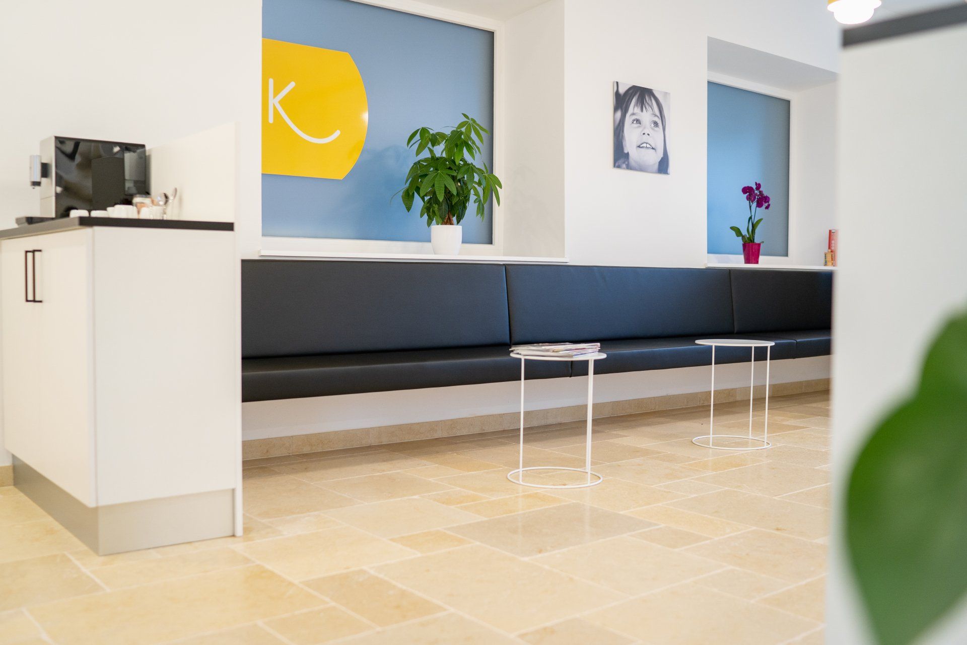 Ein Wartezimmer mit einem gelben K an der Wand