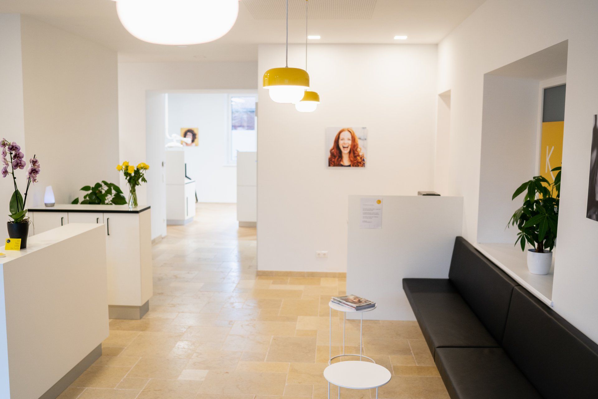 Das Wartezimmer mit einer Couch und einem Tisch