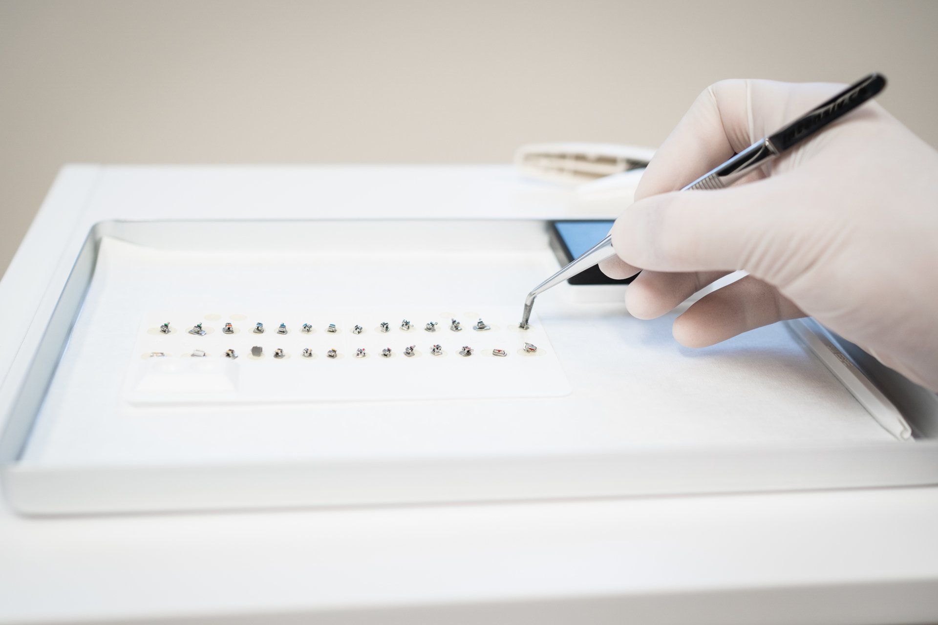 Eine Person mit ordnet Brackets an.