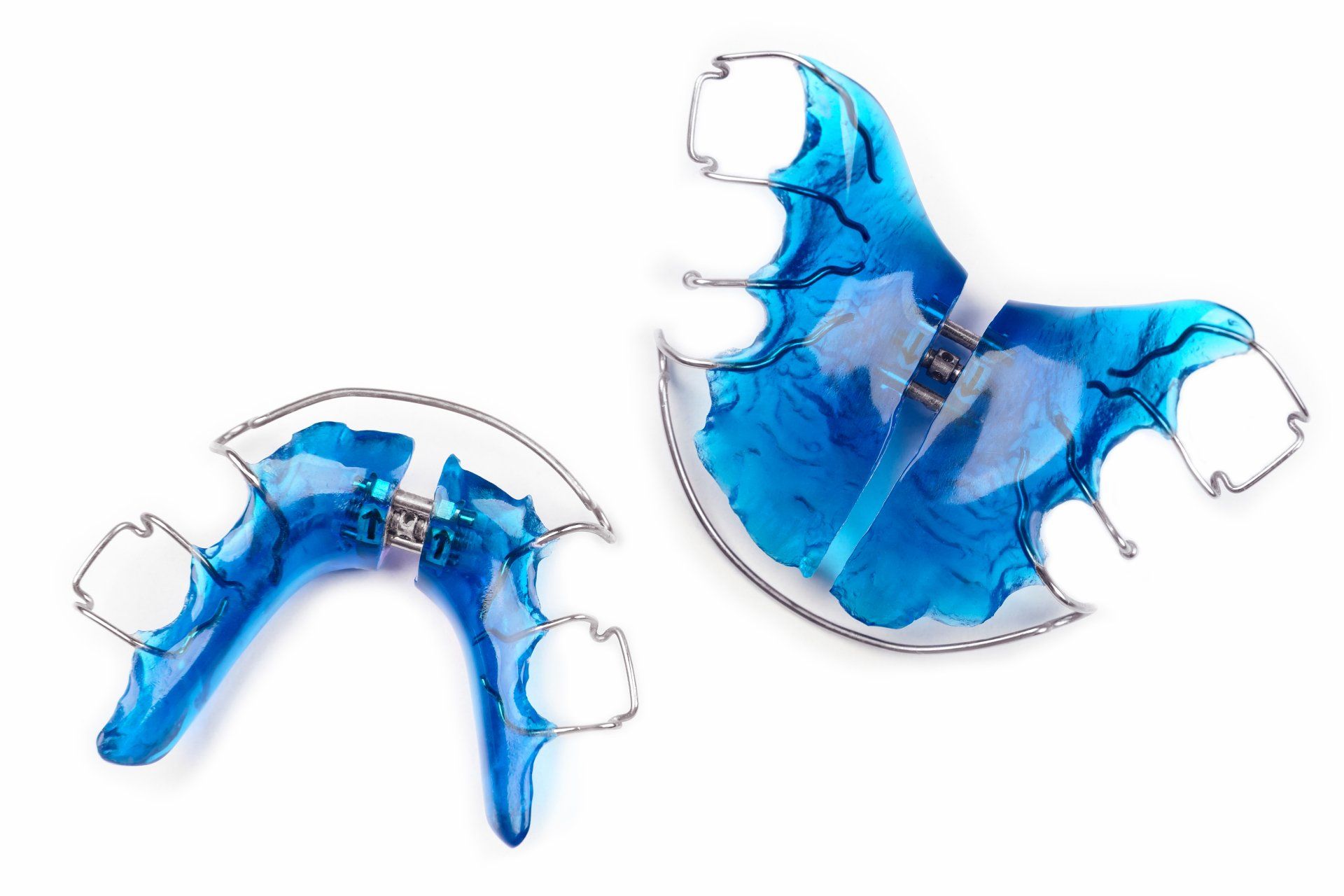 Ein Paar blaue Zahnspangen auf weißem Hintergrund.