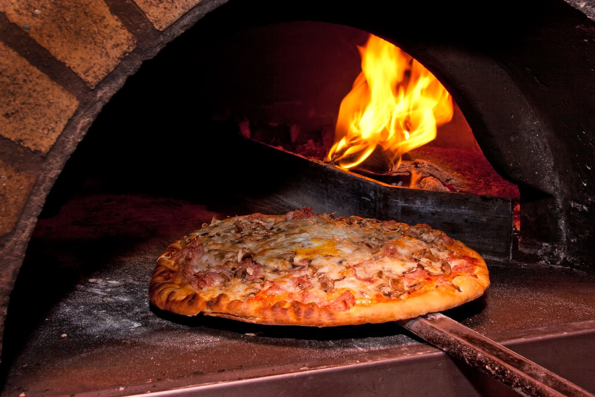 Pizza cotta nel forno a legna