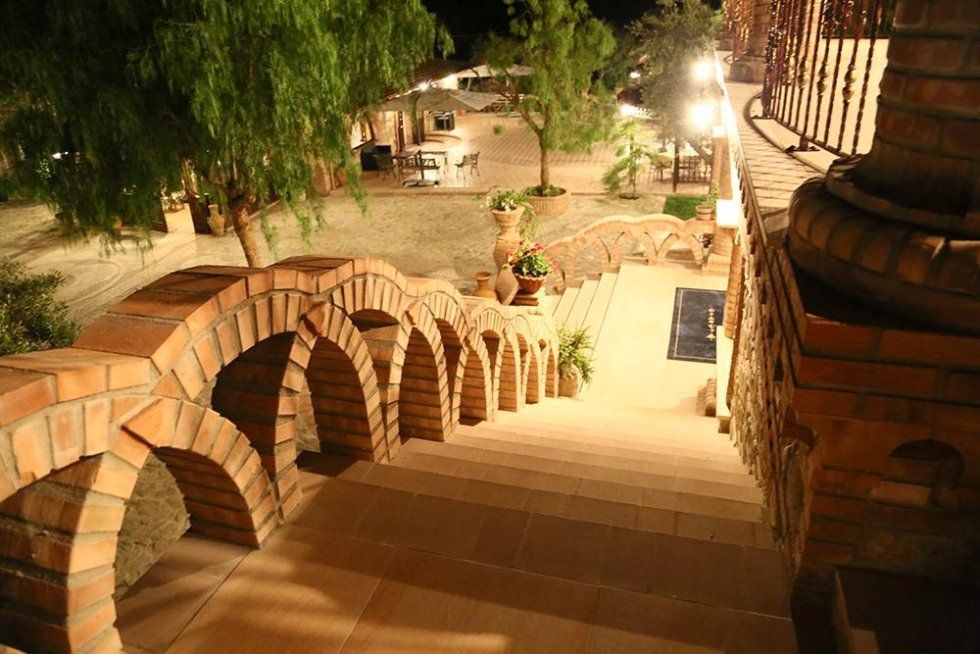 Agriturismo rustico con scalinata