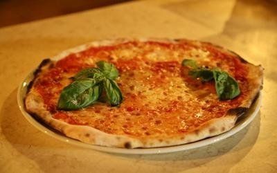 Pizze cotte nel forno a legna