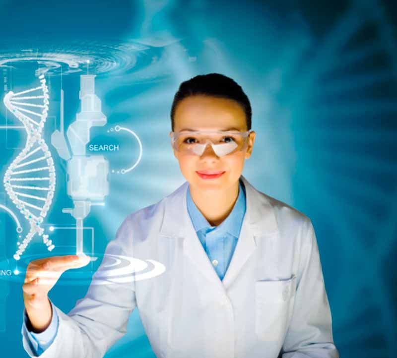 Una mujer con bata de laboratorio está tocando una pantalla.