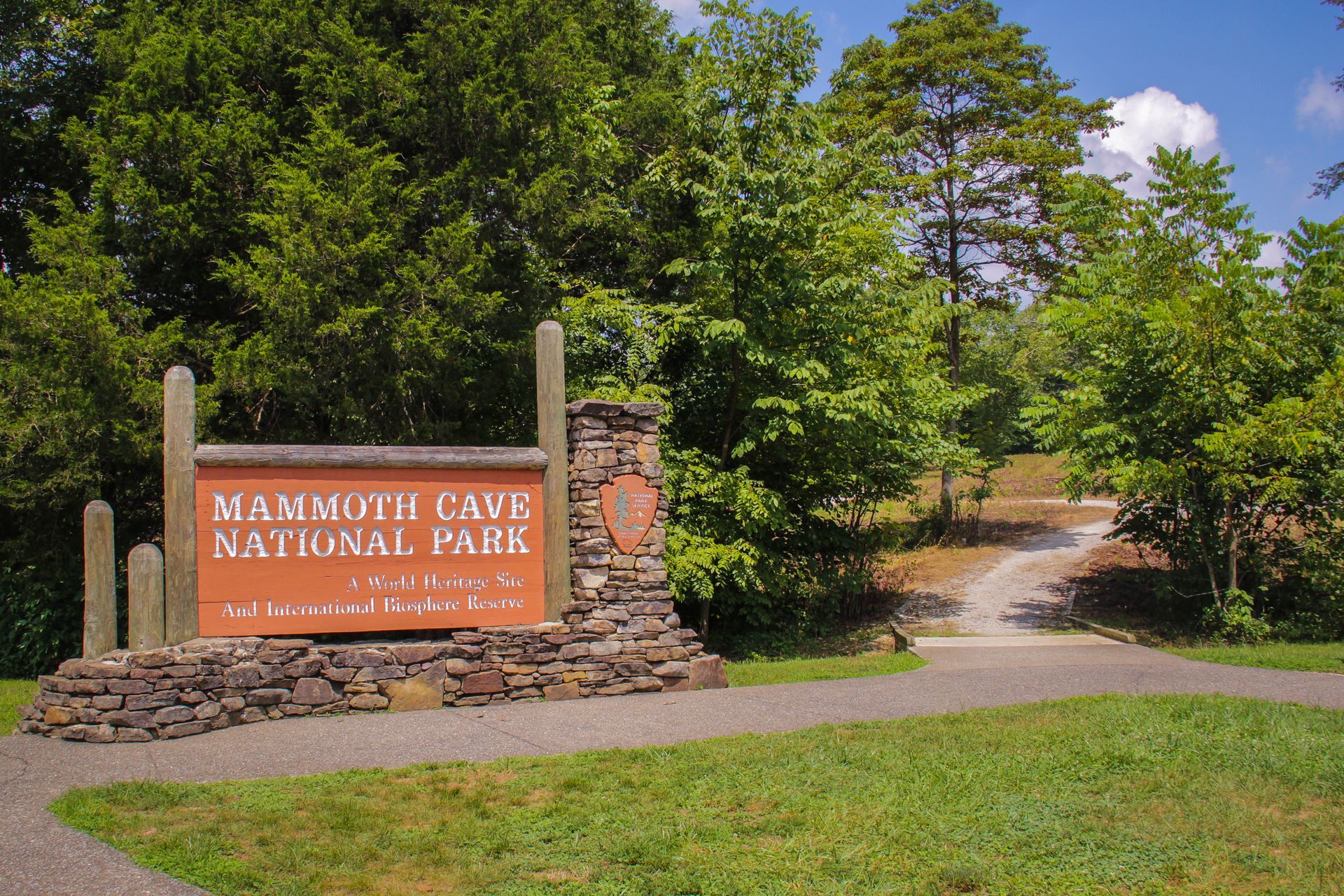 a sign that says mammoth cave national park on it