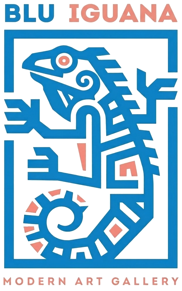 Logo per la galleria d'arte moderna Blu Iguana, raffigurante un'iguana geometrica stilizzata nei colori blu e corallo all'interno di una cornice rettangolare.