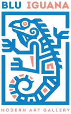 Logo per la galleria d'arte moderna Blu Iguana, raffigurante un'iguana geometrica stilizzata nei colori blu e corallo all'interno di una cornice rettangolare.