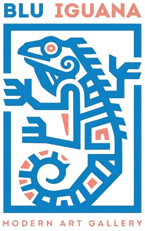 Logo per la galleria d'arte moderna Blu Iguana, raffigurante un'iguana geometrica stilizzata nei colori blu e corallo all'interno di una cornice rettangolare.