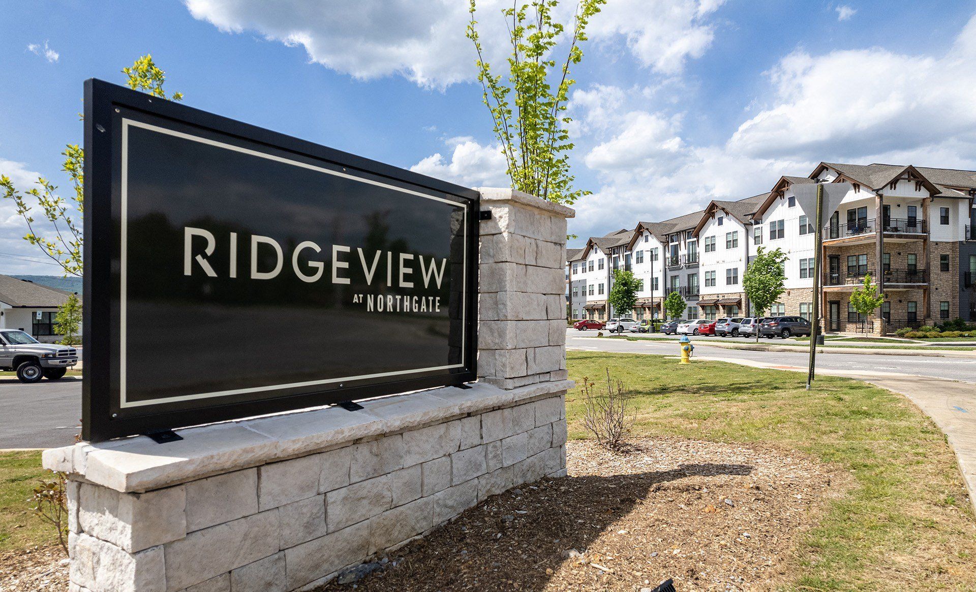 the enclave at ridgewood townhomes sign on the side of a building