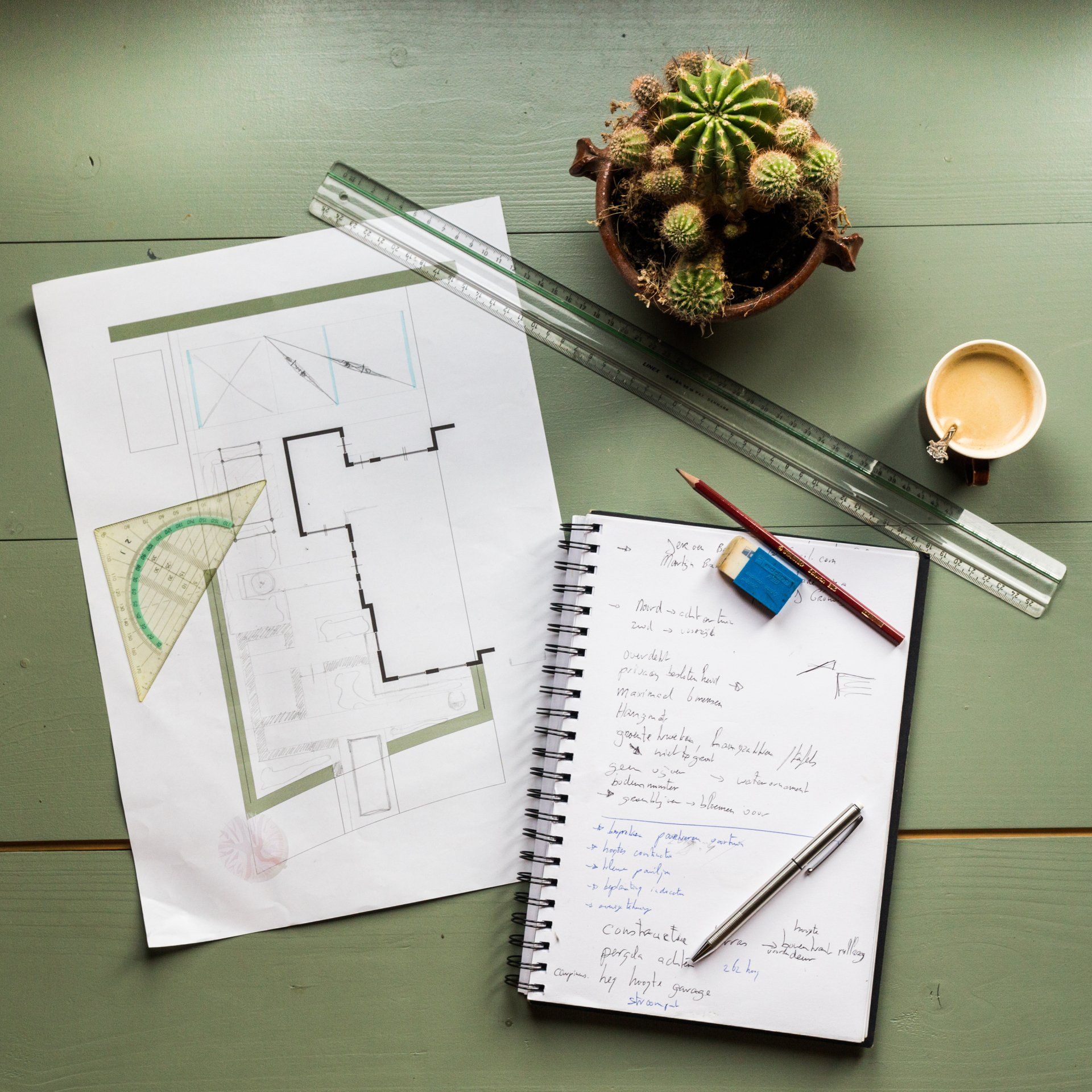 schetsontwerp van ktk met een kopje koffie