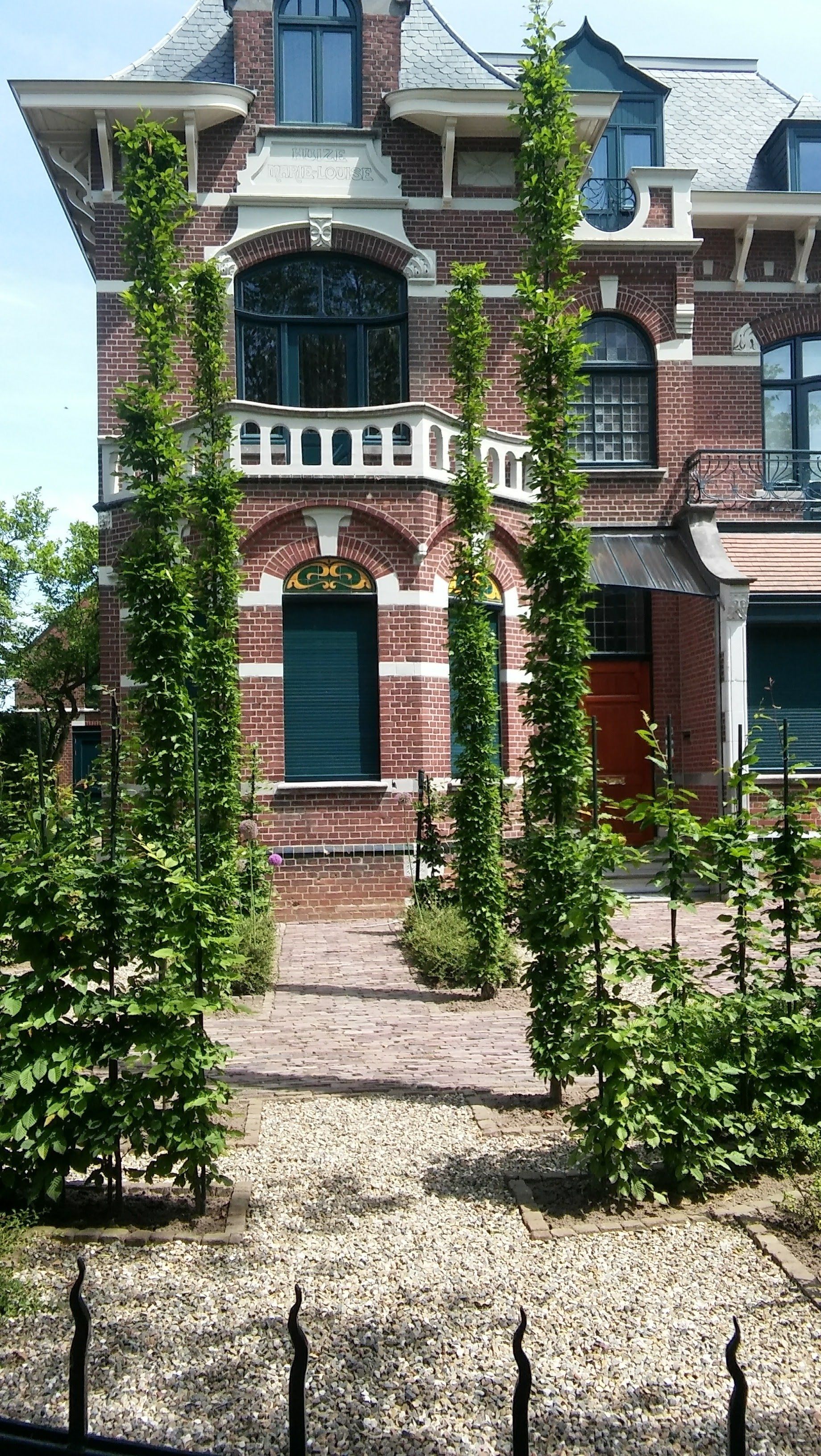 vooranzicht Huize Marie Louise in Roermond met zuilheggen KTK Tuinontwerp en Groenadvies