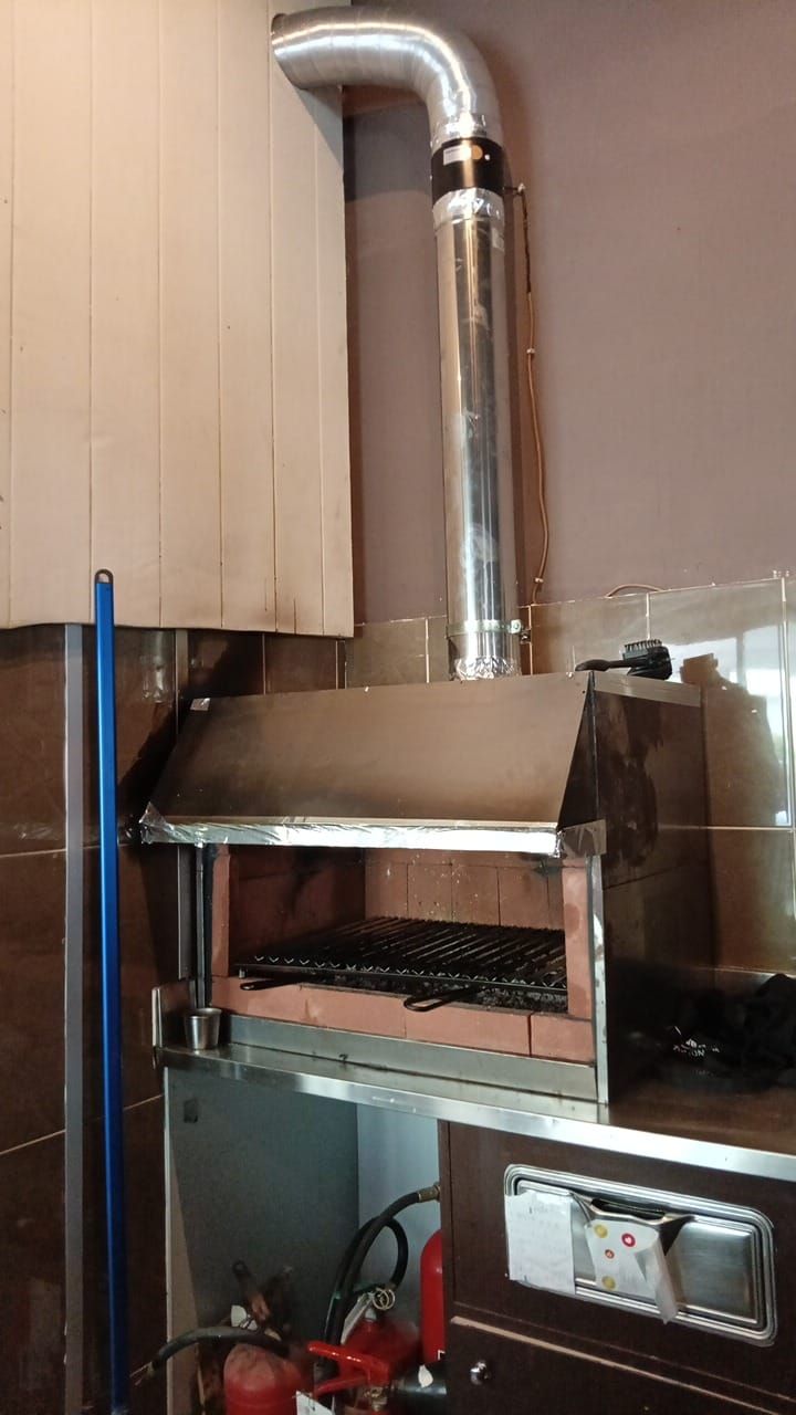 Una cucina con fornelli e un estintore.