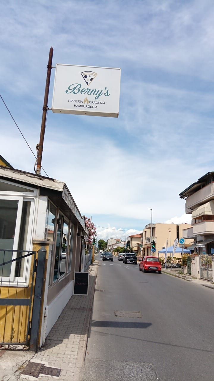 Un cartello per Berny's è appeso a un palo