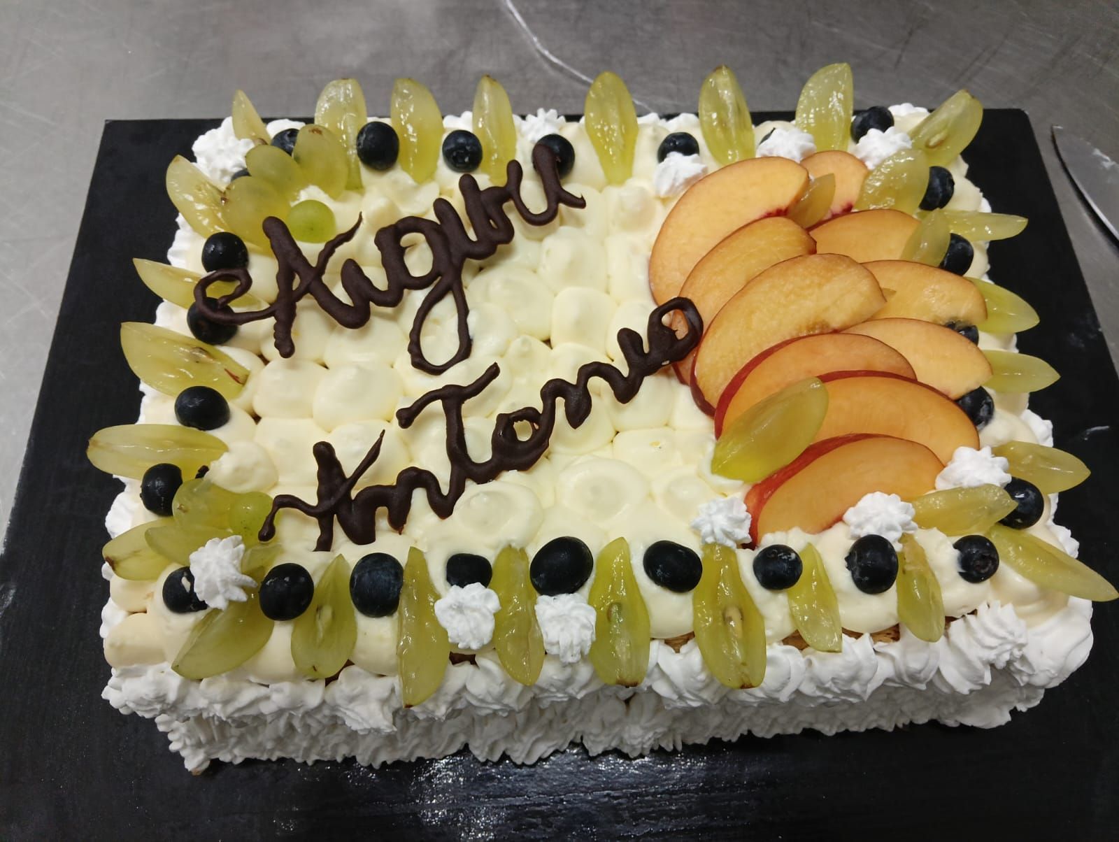 Una torta con scritto sopra il nome antonio