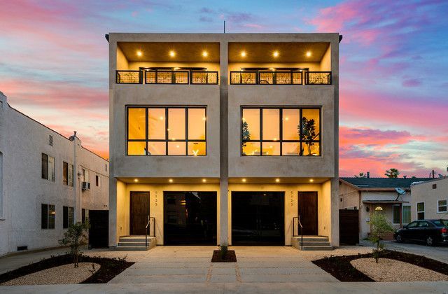 A dining room with a round table and chairs.