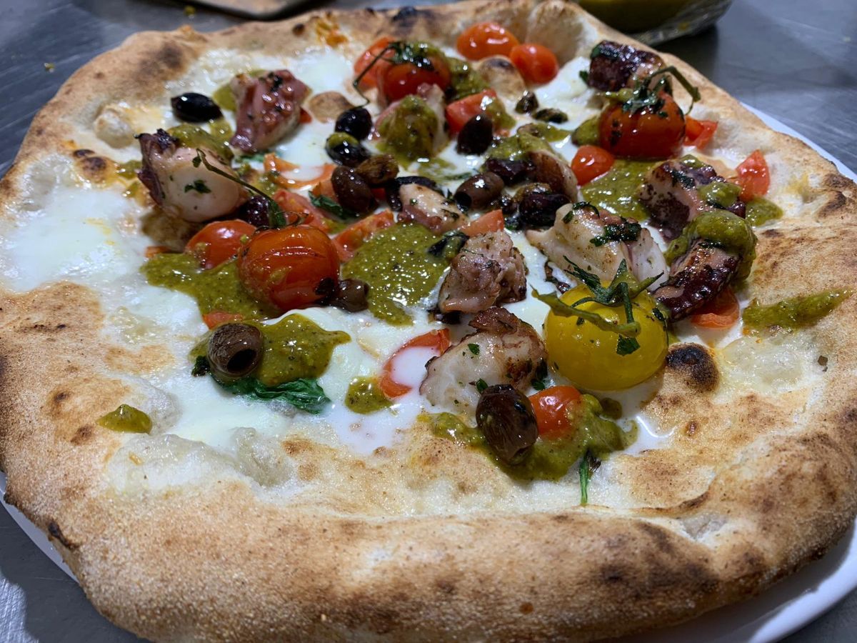 Pizza con verdure e frutti di mare