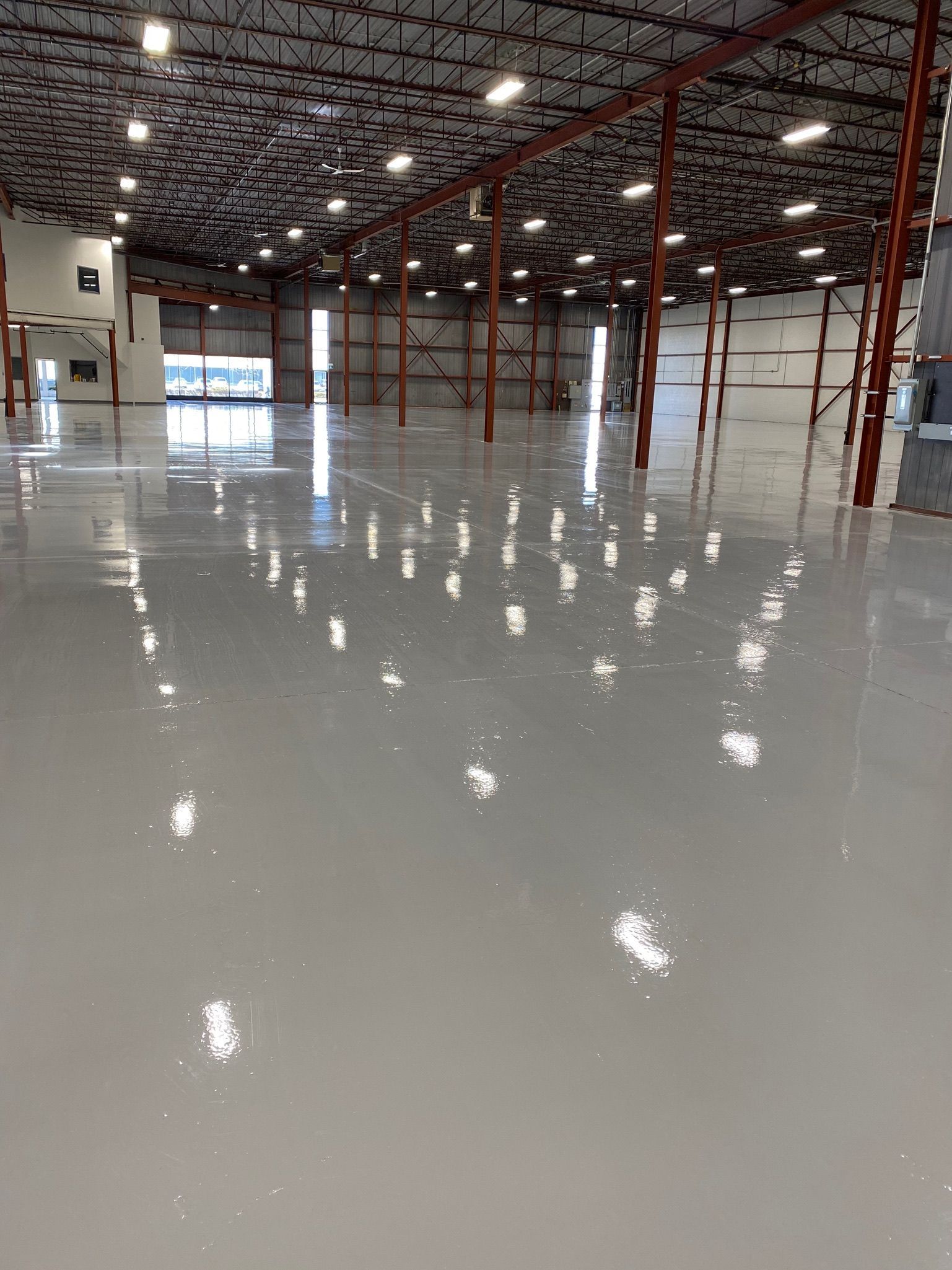 Une personne dessine sur une feuille de papier avec un crayon.