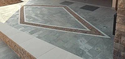 Pavimento in pietra con mosaico a rombo