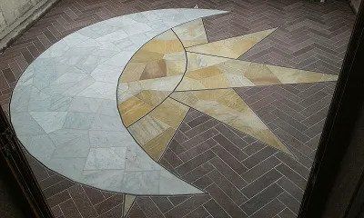 Pavimento in pietra con mosaico sole e luna