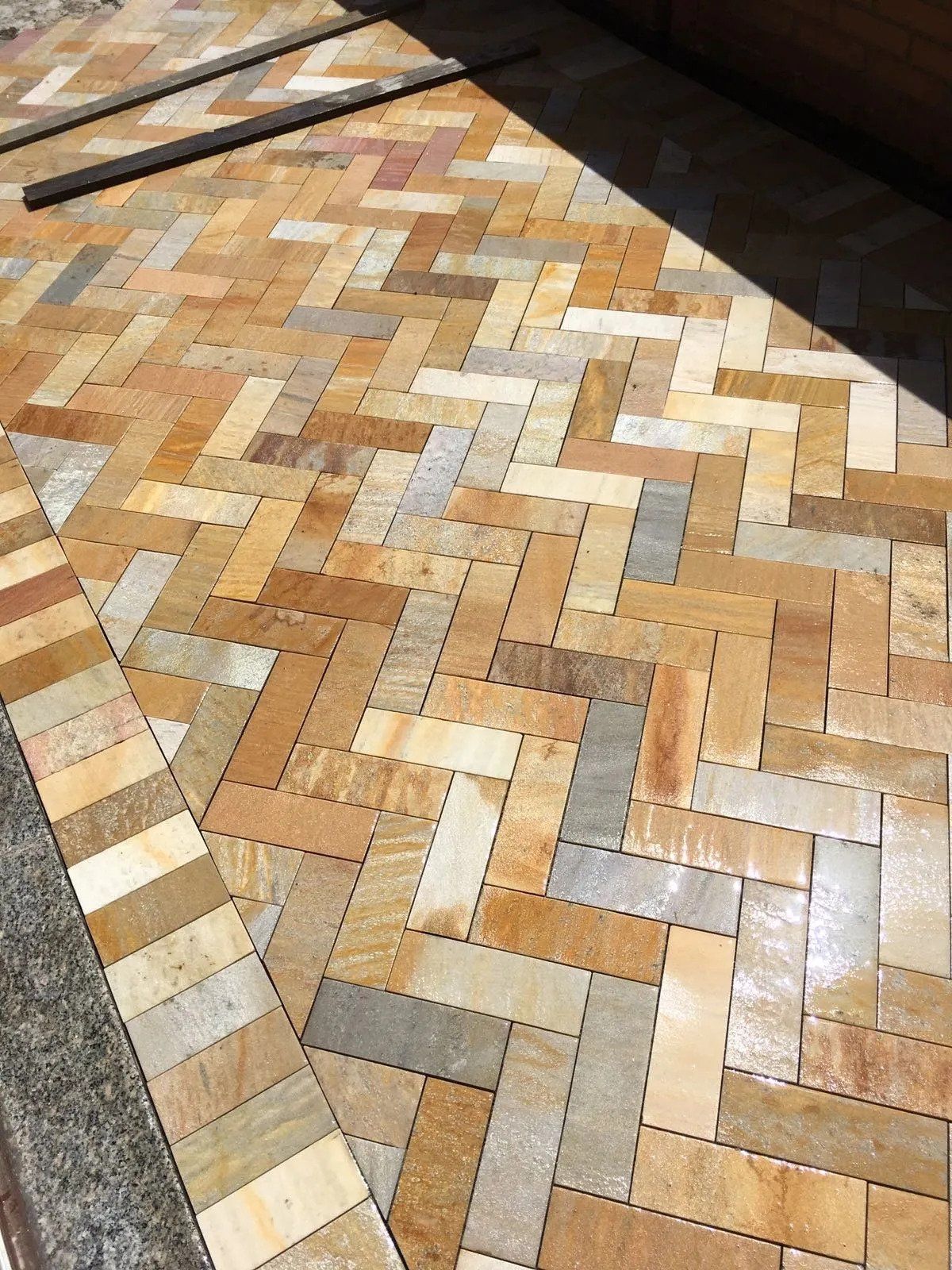 Pavimento che forma disegni geometrici