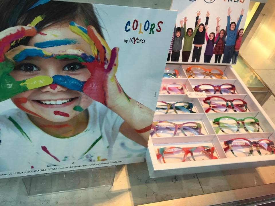 Occhiali colorati per l'infanzia