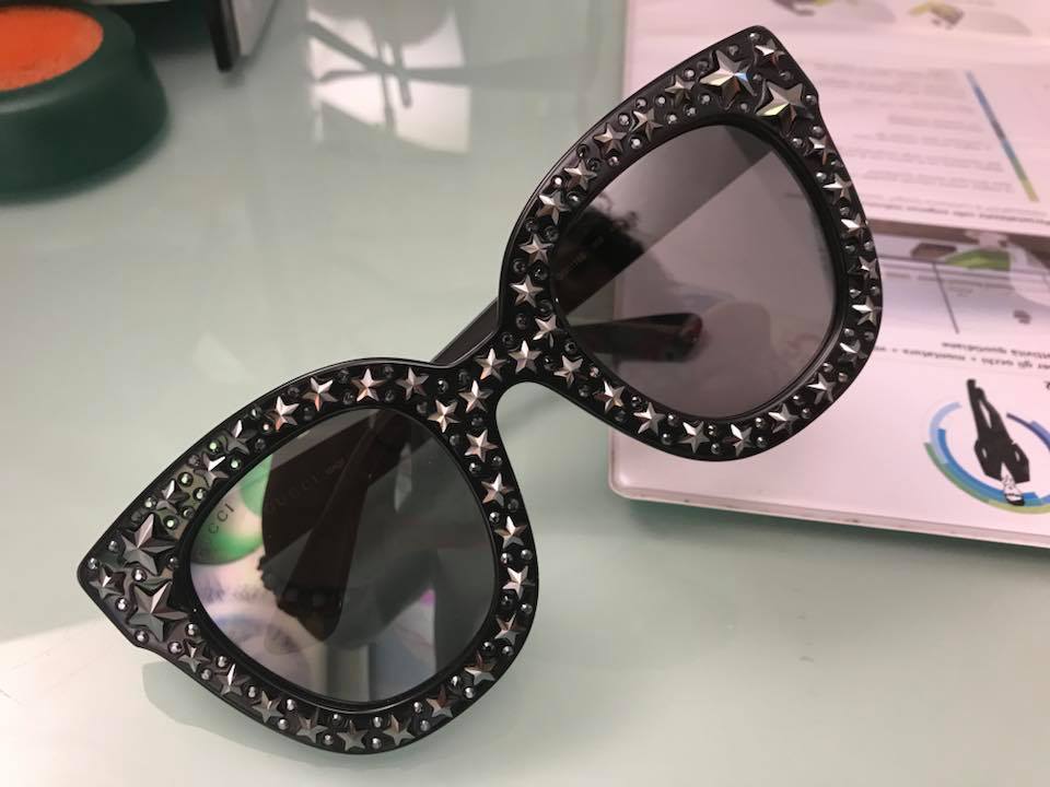 Occhiali con stelle sulla montatura