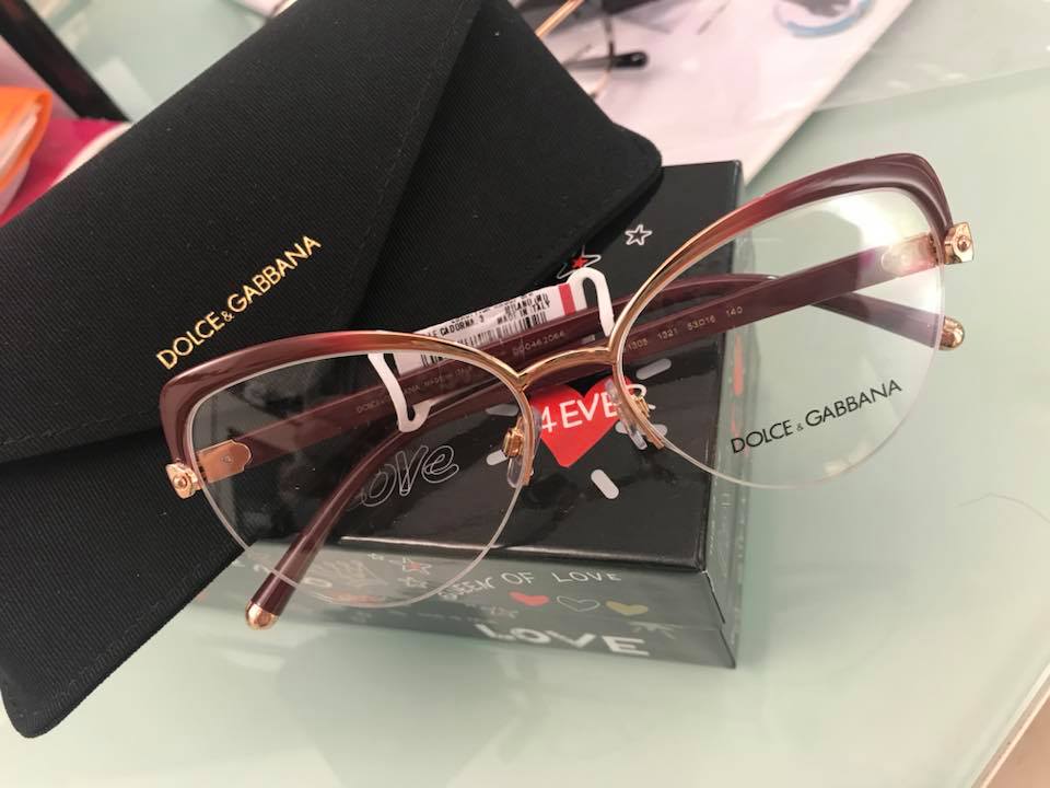 Occhiali con montatura marrone