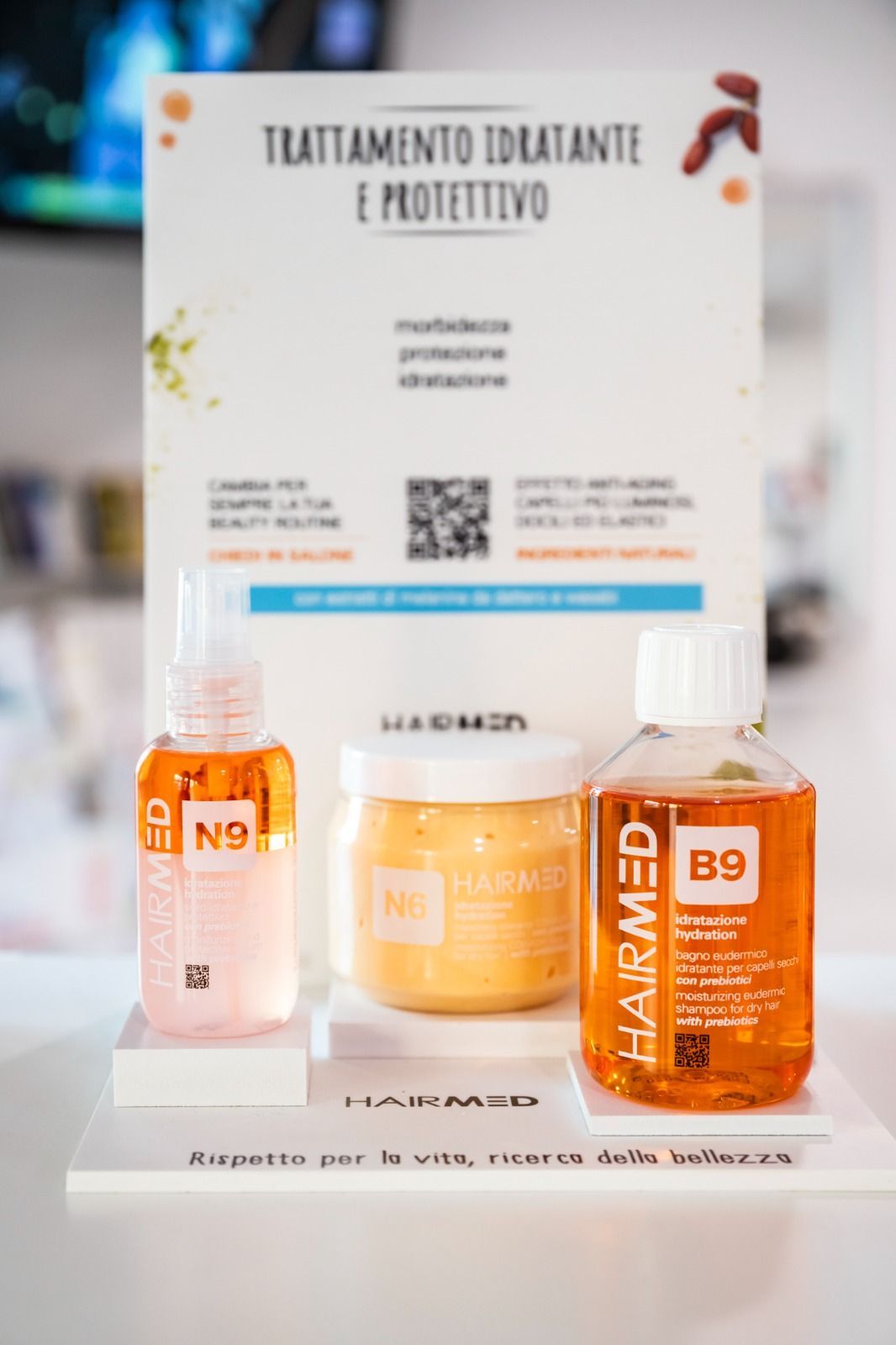 Prodotti per la cura dei capelli esposti con un cartello che indica