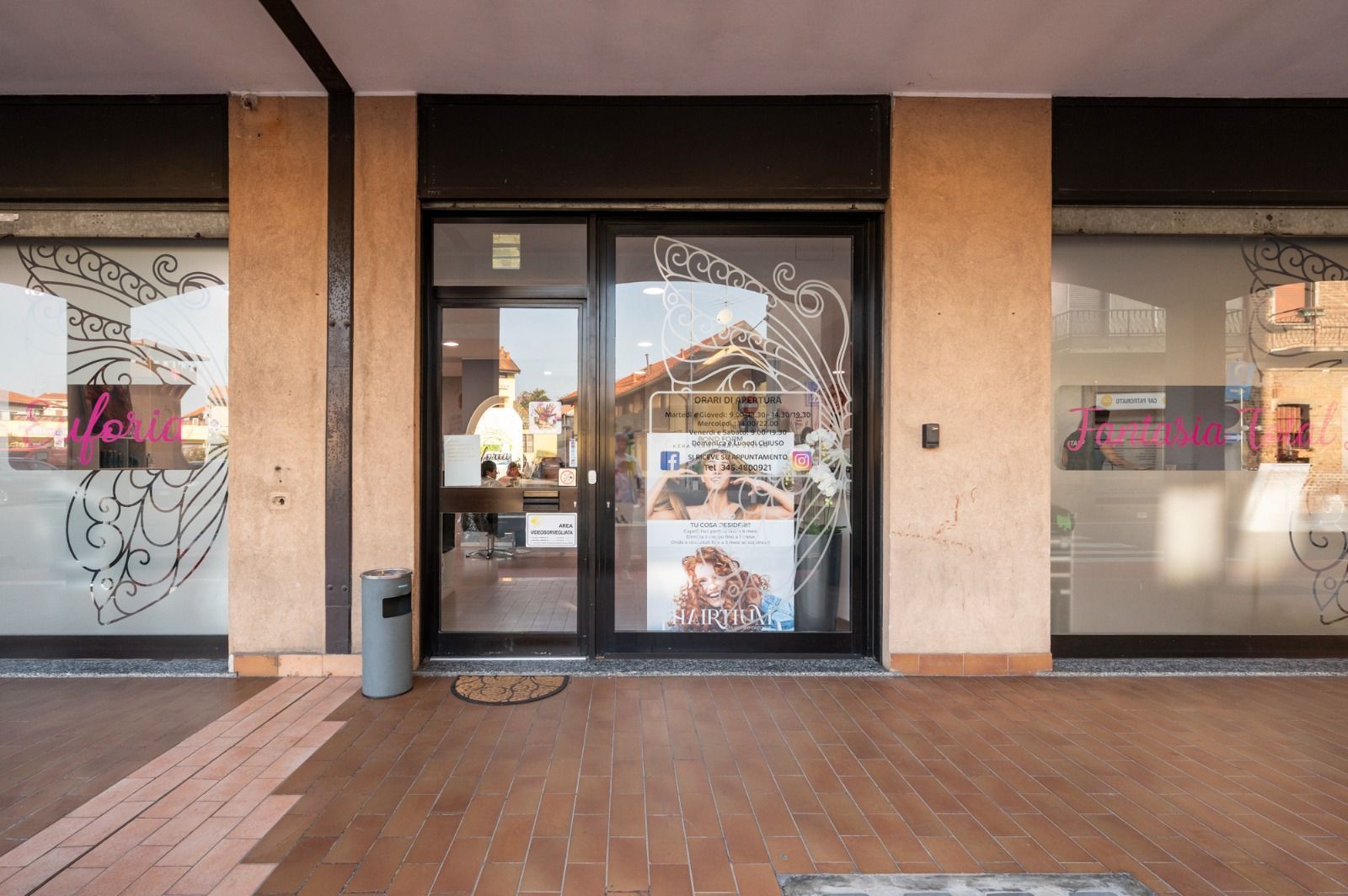 Esterno di un negozio con porte e finestre in vetro, che espone i prodotti e gli arredi di un'azienda.