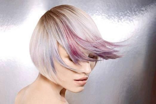 Caschetto biondo con riflessi lavanda e magenta, ciocche che scendono sul viso.