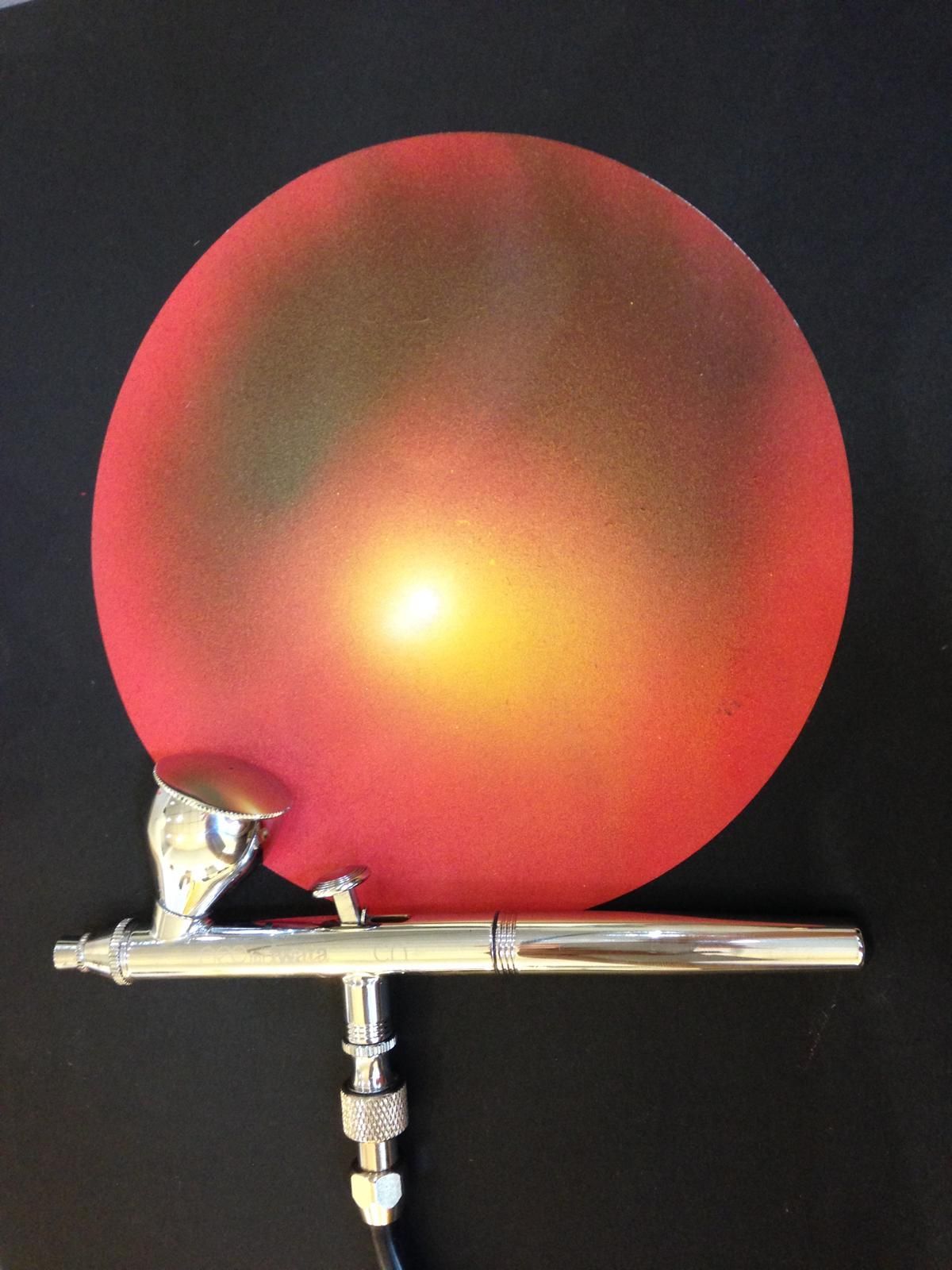 Palloncino rosso realizzato con aerografo, con gradiente di colore, su sfondo nero.