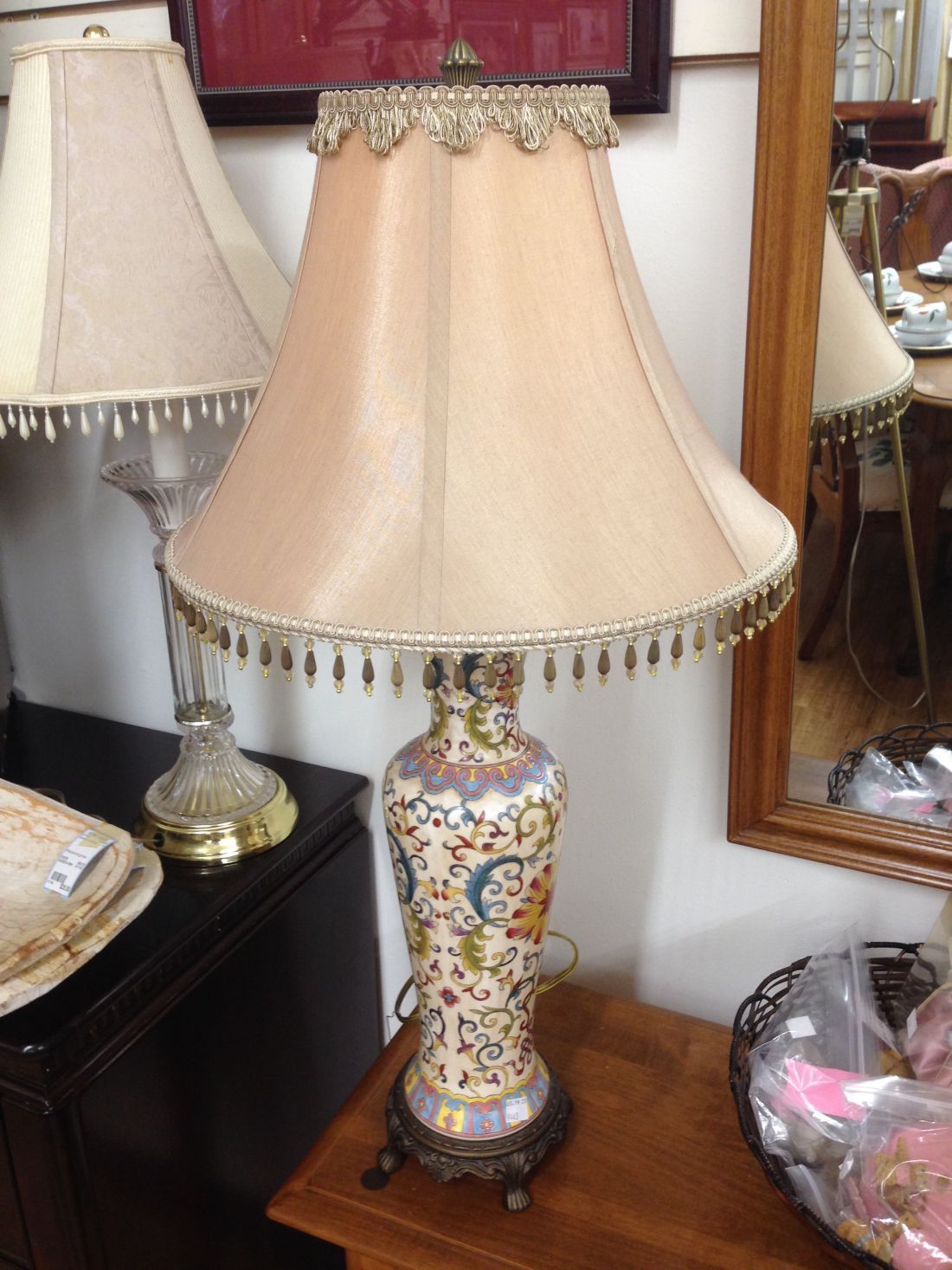 A lamp is sitting on a table next to a mirror