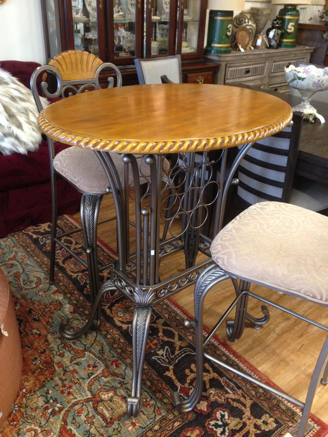 A table and chairs are sitting on a rug in a living room.