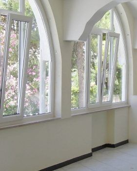 Installazione di serramenti a Monza Brianza con forma ad arco