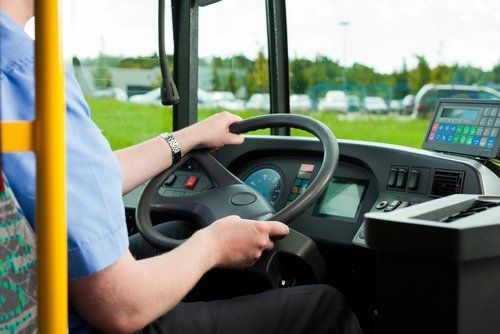 autista di autobus al volante