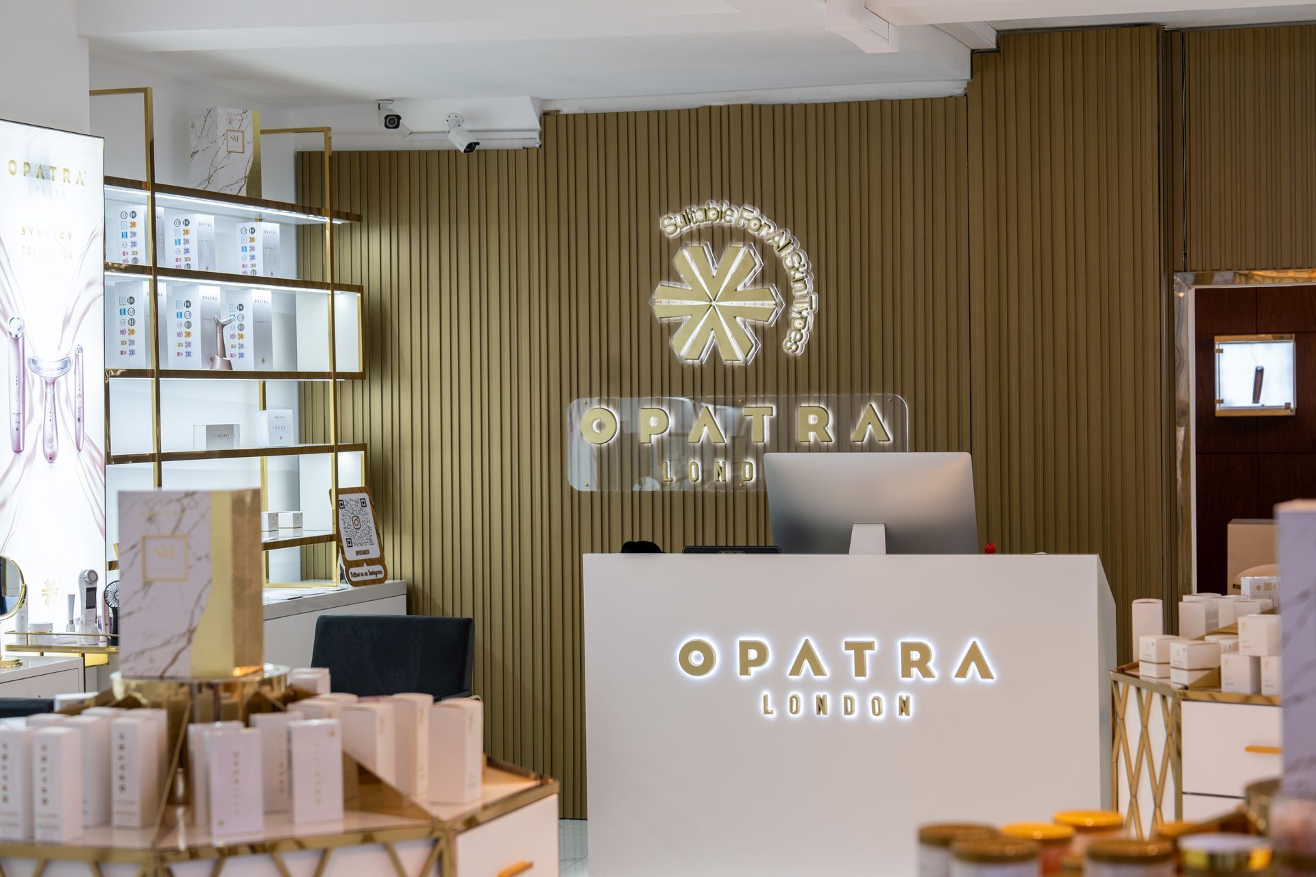 Eine weiße Theke in einem Geschäft mit einem Computer darauf.